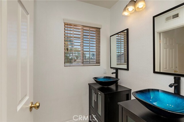 Building Photo - 42467 Thoroughbred Ln