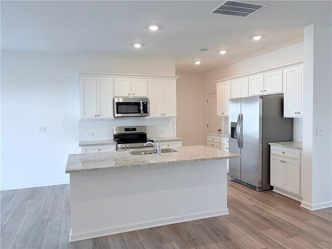 Building Photo - 305 Daybreak Dr