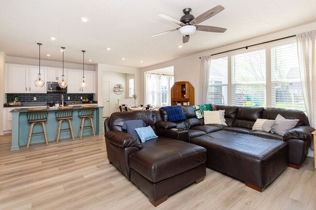 Building Photo - 6787 Oakcrest Dr