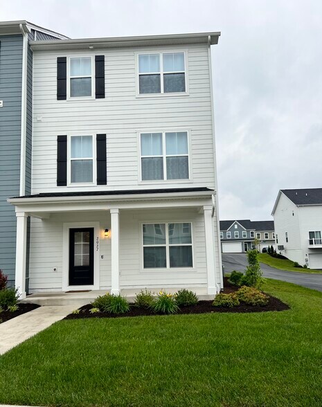 Building Photo - 2027 Coneflower Ln