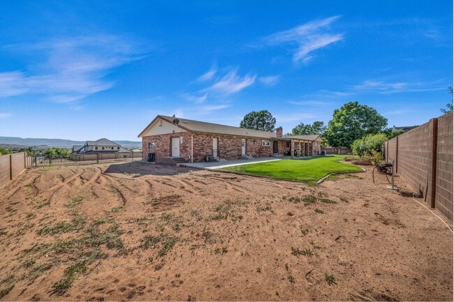 Building Photo - Charming Ranch Farmhouse in St. George – S...