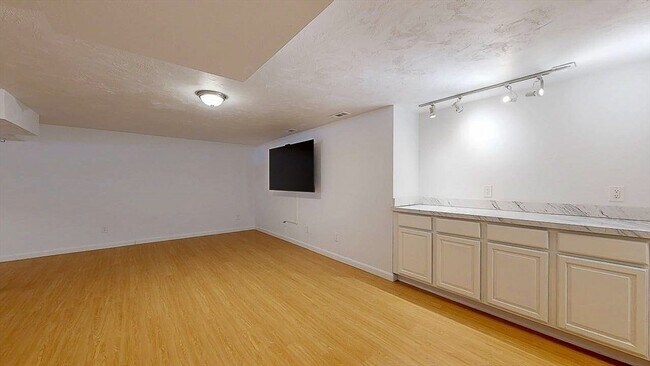 Building Photo - 12 Coldbrook Rd