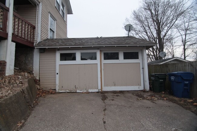 Building Photo - 4 bedroom home in the East Village of Dave...