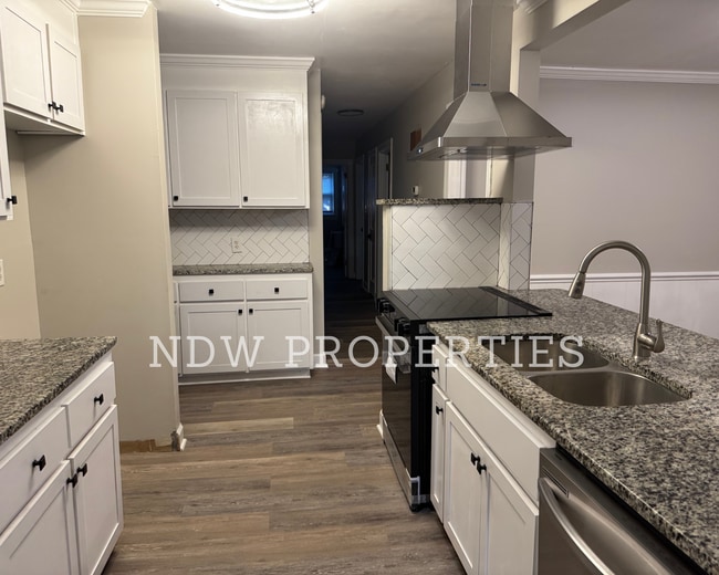 Building Photo - 3408 Greenbriar Dr
