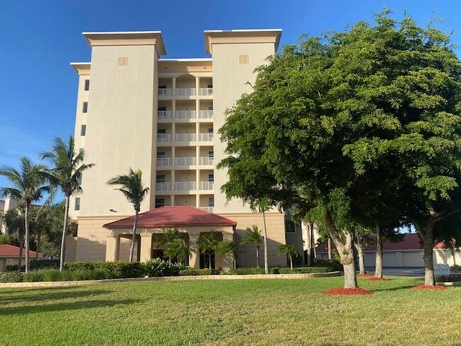 Building Photo - 3 bedroom 3 bathroom Luxury Condo