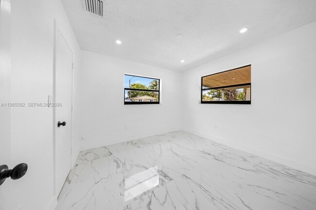 Building Photo - 6172 SW 44th St