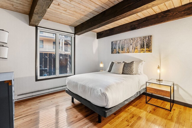 Building Photo - 1039 E Cooper Ave