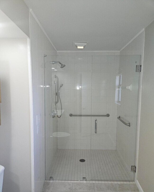 Building Photo - Adorable move-in ready home 3 bedroom 2 bath