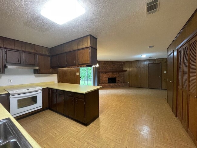 Building Photo - New Listing!
