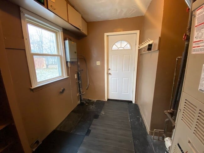 Building Photo - One-Floor 3BR Ranch + Screened Porch + Oversized Garage Space!