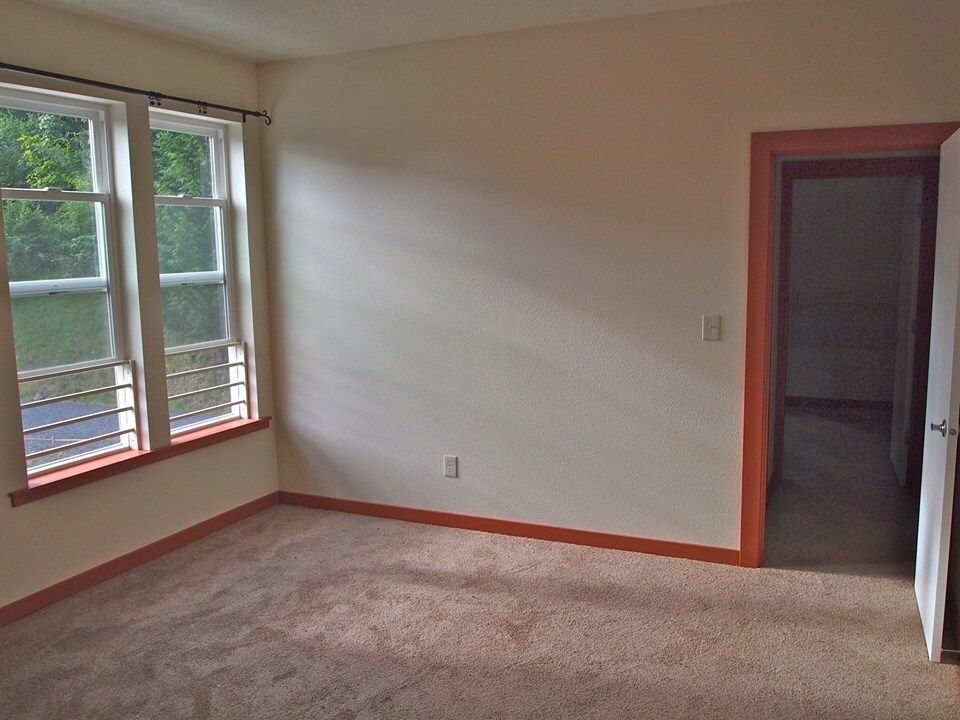 East side bedroom has woodsy view & birdsong - 6924 SE 108th Ave