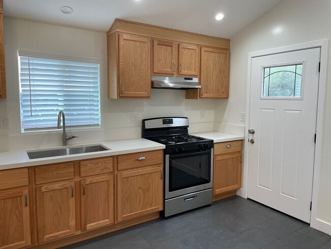 Building Photo - 1 Bed 1 Bath with In Unit Laundry and AC Available in PRIME Echo Park!