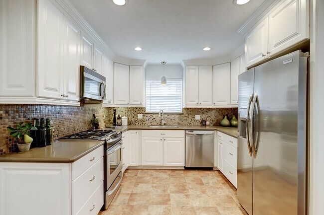 Building Photo - 2330 Willowby Dr