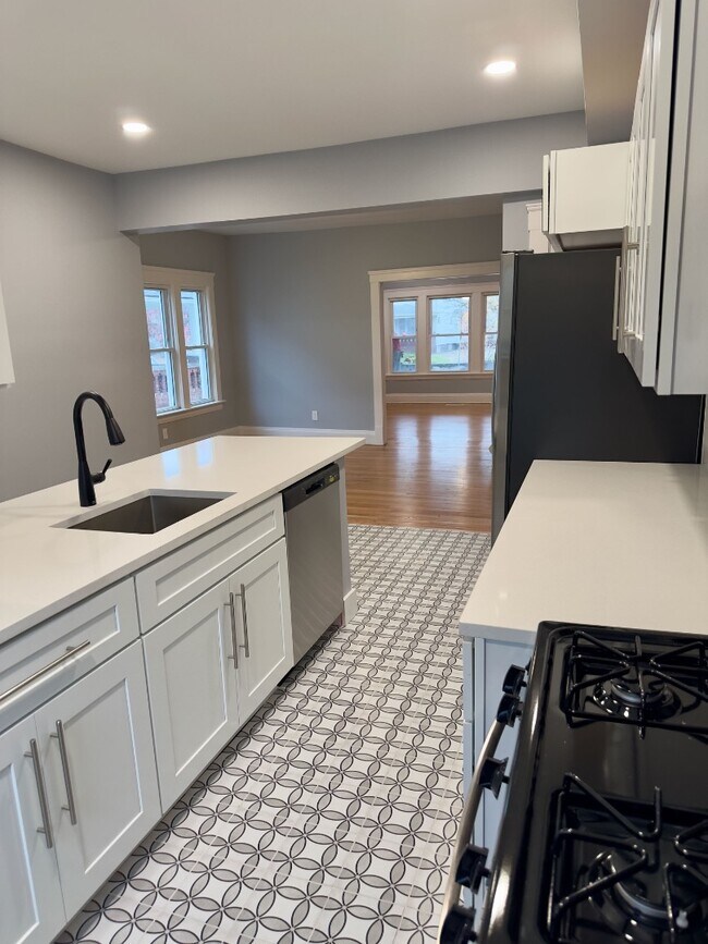Building Photo - 2407 Woodmere Dr