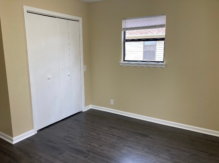 Building Photo - 1013 Crescent Dr