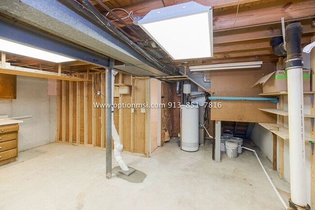 Building Photo - Towers 120- Spacious towhnhome!