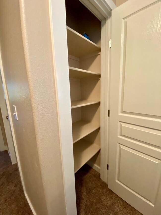 Building Photo - Lovely 4 Bedroom (+ Large bonus room) in B...