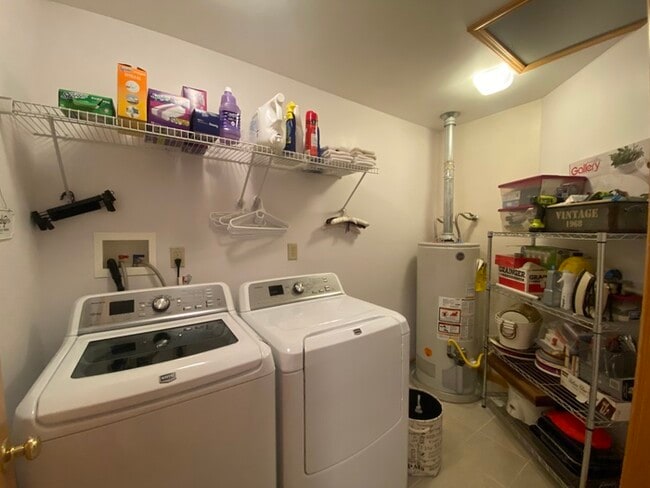 Building Photo - Gorgeous 3 bedroom 2.5 bath with one stall detached garage and fenced in backyard for rent!