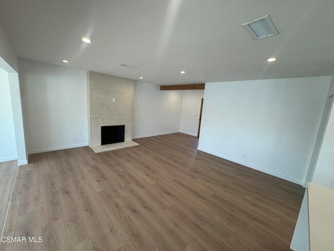 Building Photo - 21420 Chatsworth St