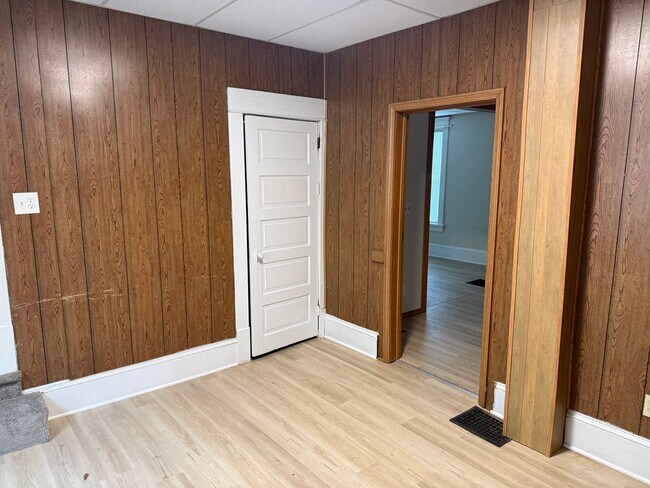 Building Photo - 2-3 Bedroom Home Canton