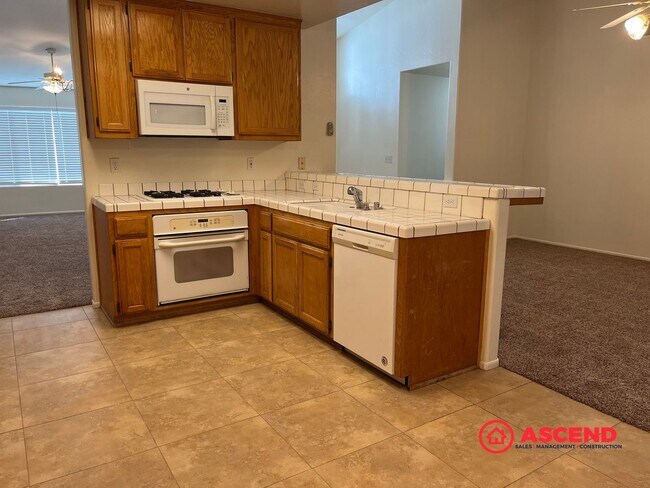 Building Photo - MOVE IN SPECIAL $500 OFF FIRST MONTH RENT! Lovely Home In Southwest Bakersfield!