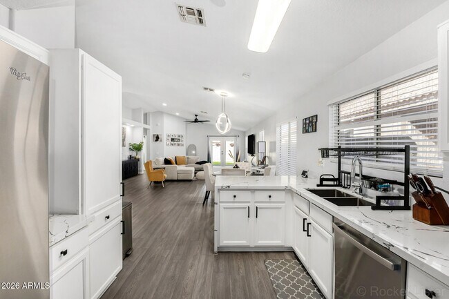 Building Photo - 10420 W Reade Ave