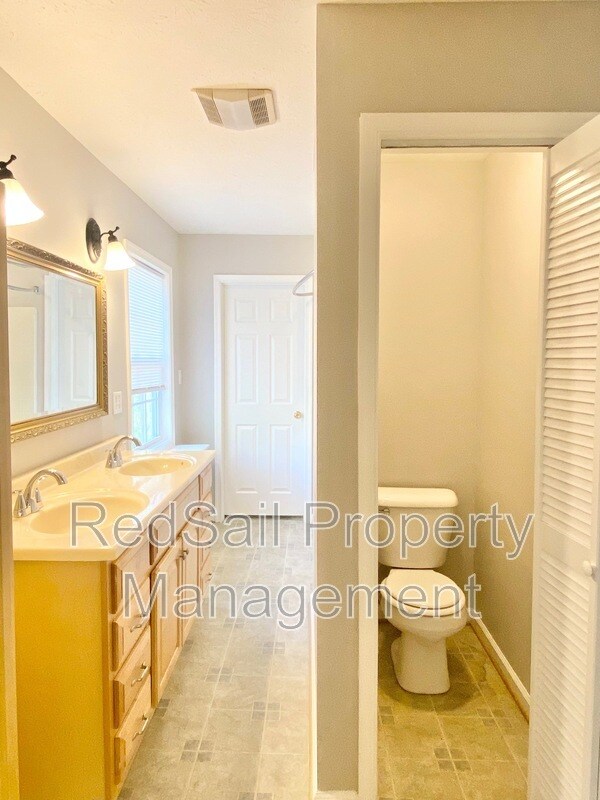 Building Photo - 102 Thunderbird Ln