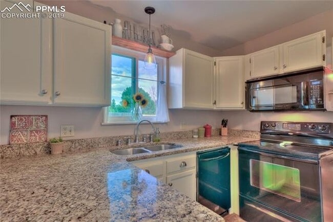 Building Photo - Updated Home in Rampart Meadows