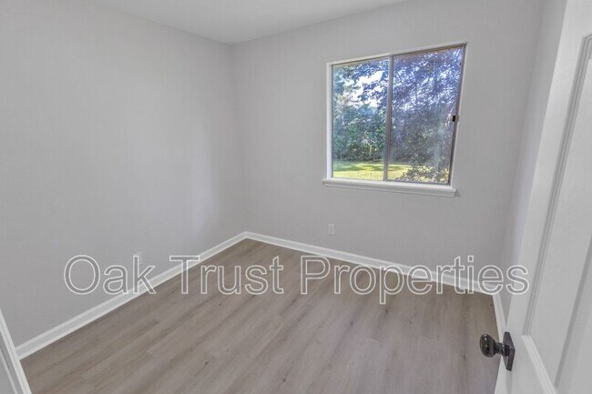 Building Photo - 107 Willow Ct