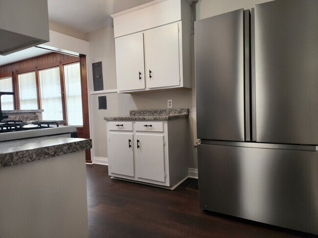Building Photo - Charming 3-bedroom, 1.5-bathroom home loca...