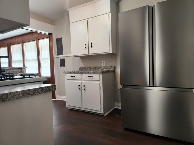 Building Photo - Charming 3-bedroom, 1.5-bathroom home located just a few blocks from Daffin Park