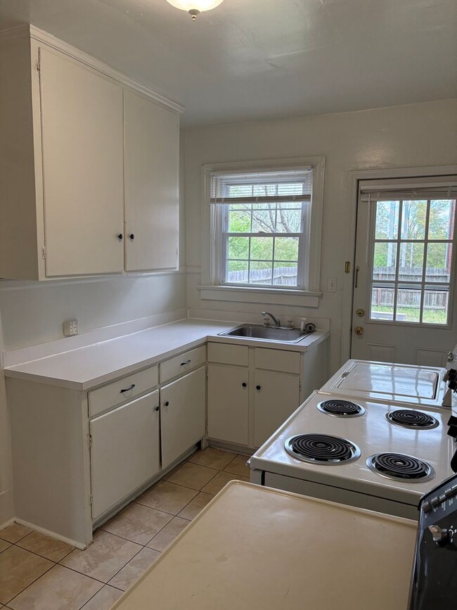 Building Photo - Spacious Townhouse Near Duke and Broad St / Fenced Yd