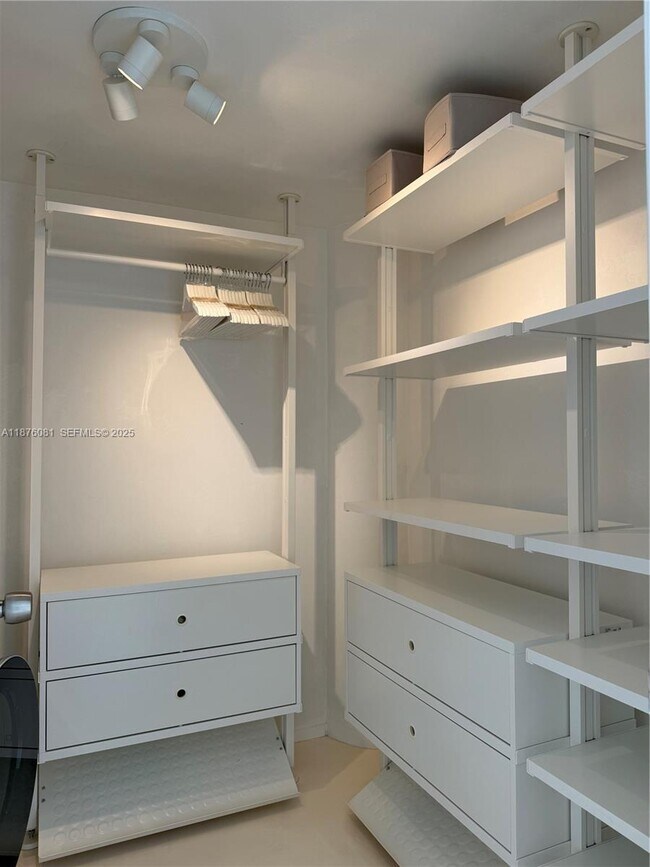 Building Photo - 900 Bay Dr