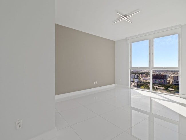 Building Photo - 2020 N Bayshore Dr