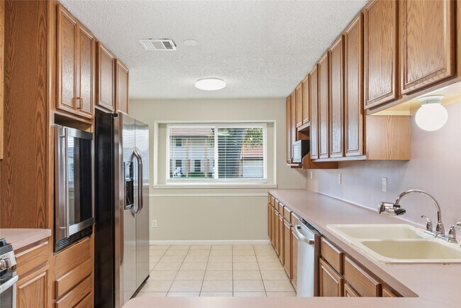 Building Photo - 5814 Viking Dr