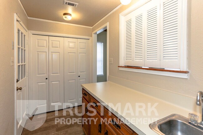 Building Photo - 1905 Elk Trail