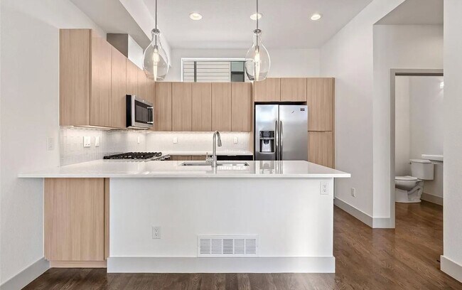 Building Photo - 2 Bedroom Townhome in the Heart of Rino!