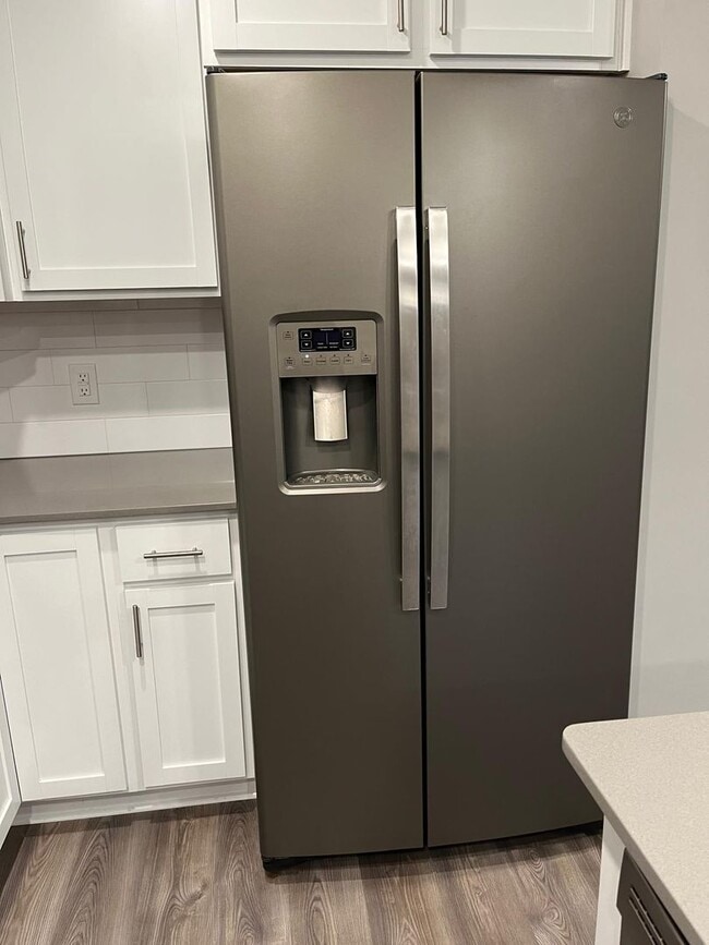 Building Photo - Stunning End Unit 3bed 3bath Townhome in W...