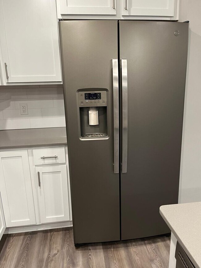 Building Photo - Stunning End Unit 3bed 3bath Townhome in Woodbury!