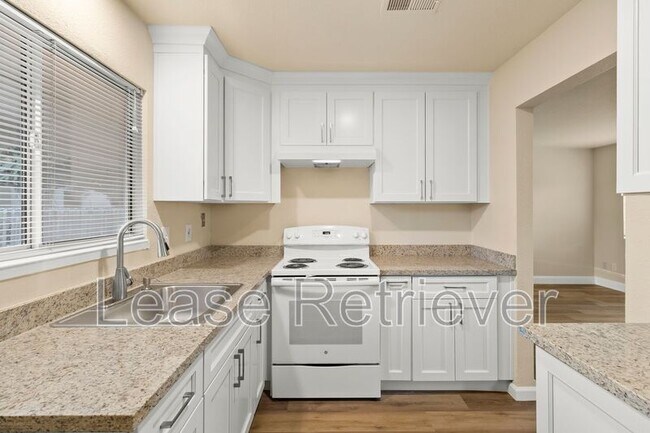Building Photo - 940 Palm Cir
