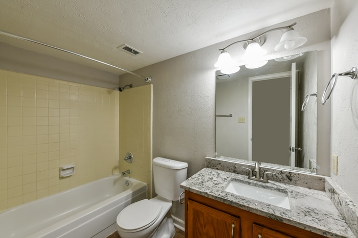 Building Photo - 7024 Greenview Cir S