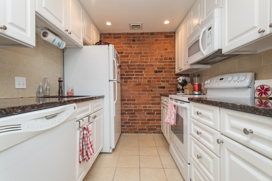 Building Photo - 103 Gainsborough St