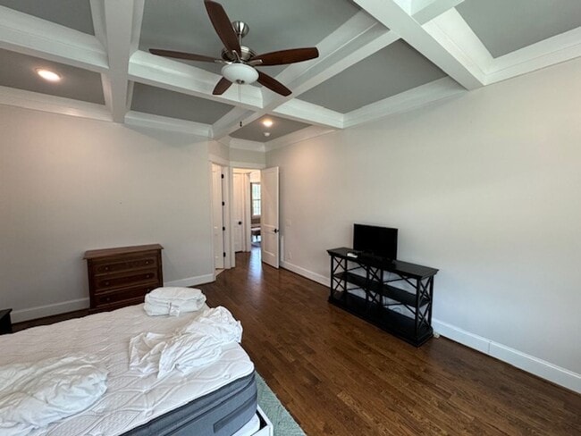 Building Photo - Lightly Furnished 4BR, 4BA Chapel Hill Hom...