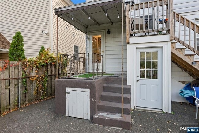 Building Photo - 197 Maple Ave