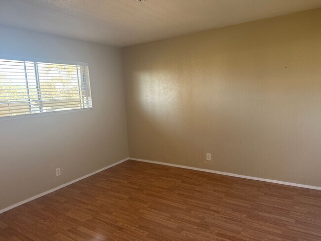 Building Photo - Condo 2 Bed / 2 Bath – In-Unit Laundry – C...