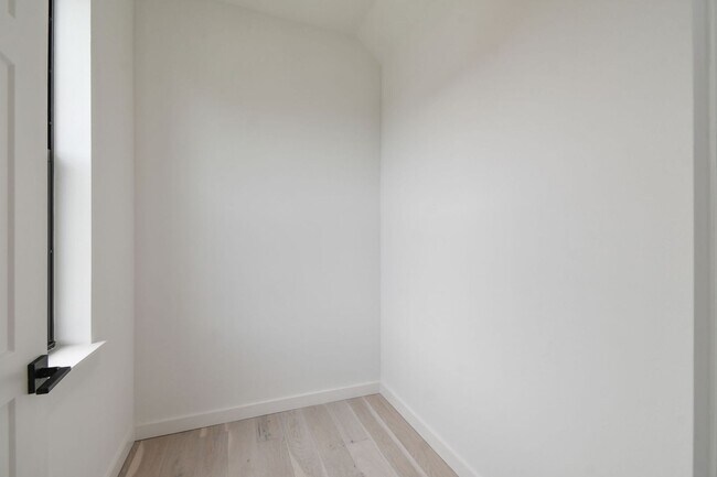 Building Photo - Canvas GWX