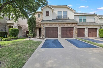Building Photo - Stunning Townhome in Coves at Columbian Club