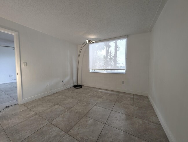 Building Photo - 1720 NW N River Dr