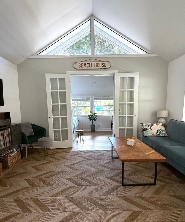 Building Photo - 2 Bedroom 2 Bath Annual Furnished Cottage ...