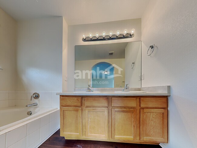 Building Photo - 9836 Kenton Cir